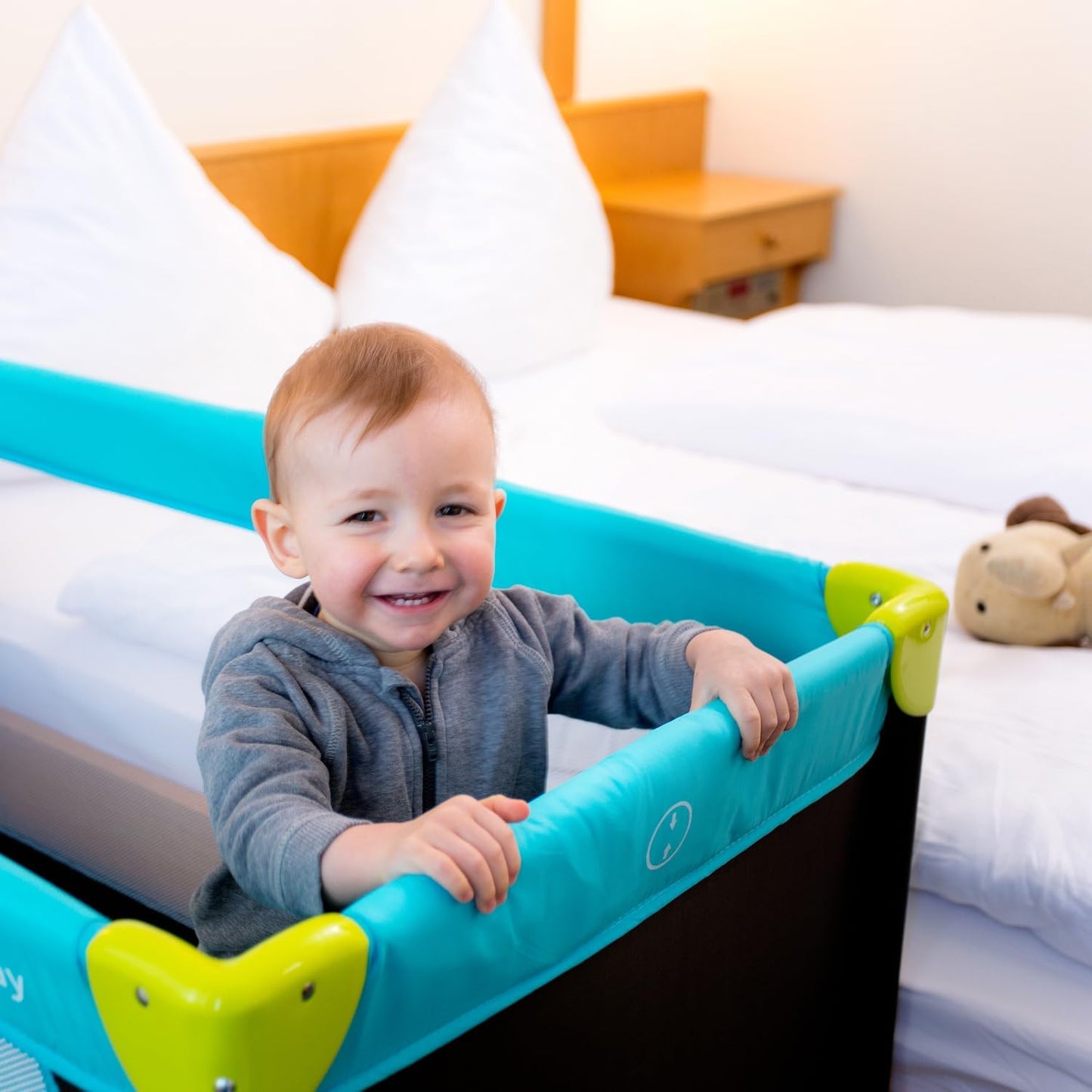 Hauck Dream N Play- Portable Lighweight Travel Cot, Compact Folding with Inclusive Carry Bag