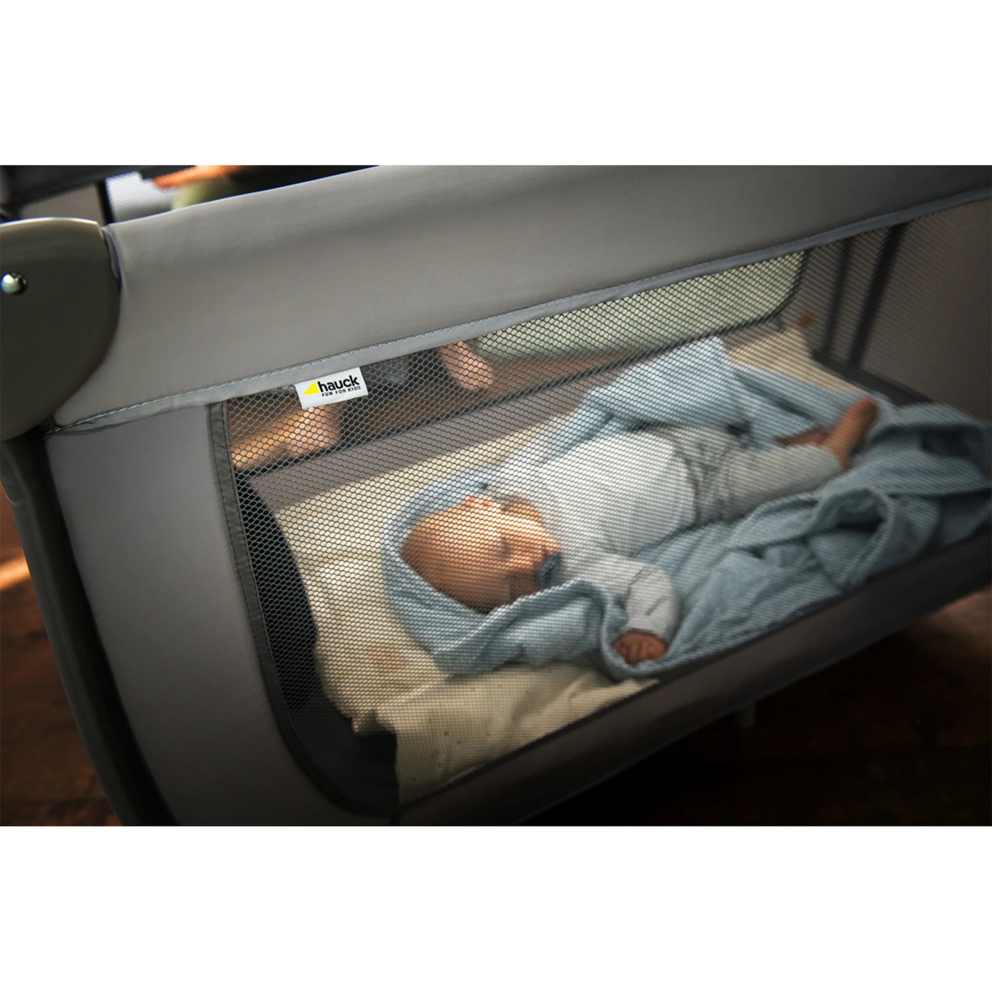 Hauck Dream N Play Plus- Portable Lighweight Travel Cot, Compact Folding with Inclusive Carry Bag